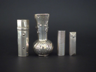 Vente aux enchères Ensemble comprenant :  - un soliflore de style rocaille en argent 925,