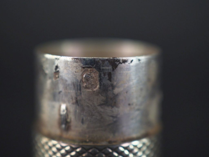 Ensemble comprenant :  - un soliflore de style rocaille en argent 925,