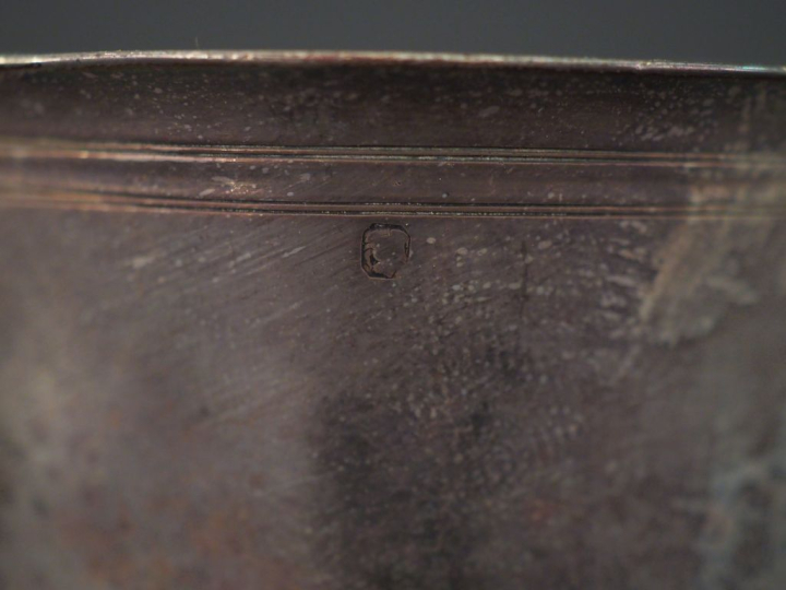 Ensemble comprenant :  - une petite timbale à fond plat en argent 925,