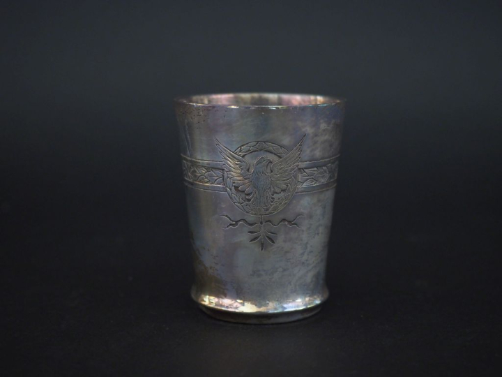 Timbale en argent 925, poinçon Minerve, à décor d'une frise de feuilla