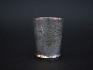 Vente aux enchères Timbale en argent 925, poinçon Minerve, à décor d'une frise de feuilla