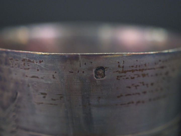 Timbale en argent 925, poinçon Minerve, à décor d'une frise de feuilla