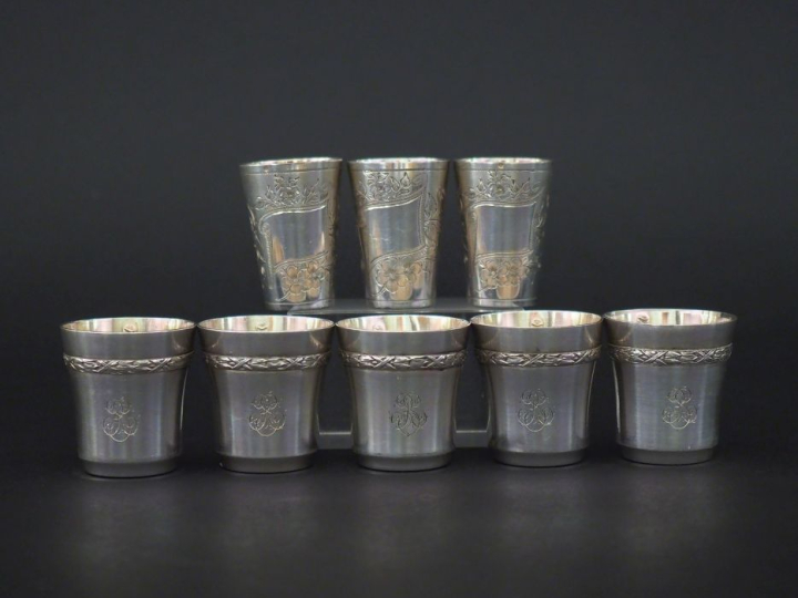 Ensemble comprenant :  - une suite de cinq verres à liqueur en argent 