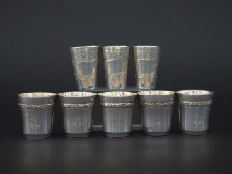 Vente aux enchères Ensemble comprenant :  - une suite de cinq verres à liqueur en argent 