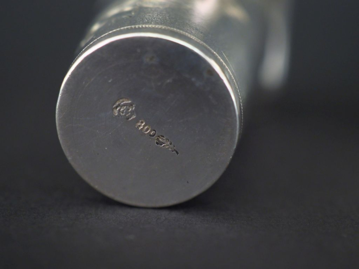 Ensemble comprenant :  - une suite de cinq verres à liqueur en argent 