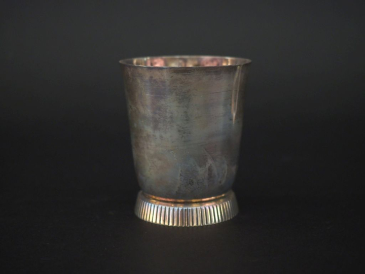 Timbale en argent lisse 925, poinçon Minerve, à décor d'une frise de c