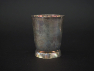Vente aux enchères Timbale en argent lisse 925, poinçon Minerve, à décor d'une frise de c