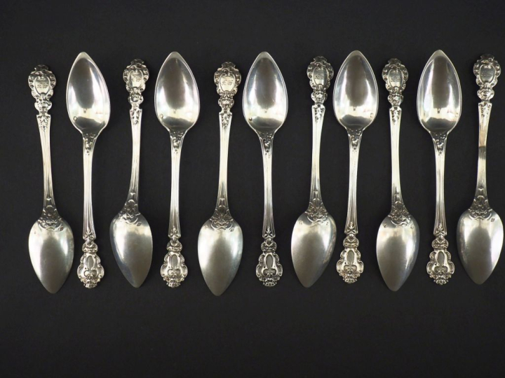 Suite de onze petites cuillères de style Louis XIV en argent 925, poin