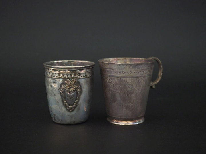 Ensemble comprenant :  - une tasse en argent 925, poinçon Minerve, à d