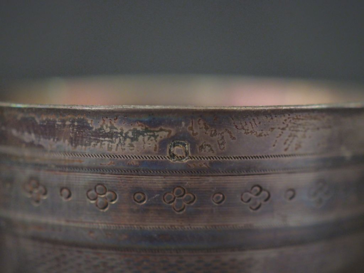 Ensemble comprenant :  - une tasse en argent 925, poinçon Minerve, à d