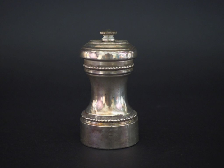 Poivrier en argent 925, poinçon Minerve, à décor de rangs de perles.  