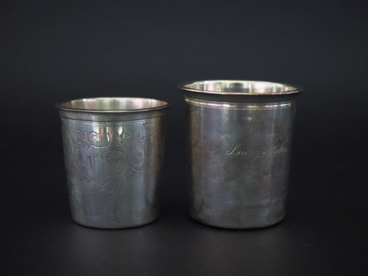 Ensemble comprenant :  - une timbale à fond plat en argent 925, poinço