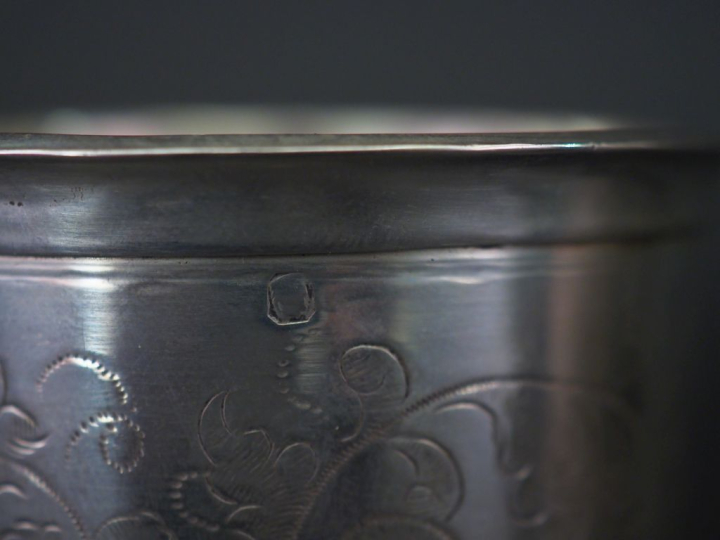 Ensemble comprenant :  - une timbale à fond plat en argent 925, poinço