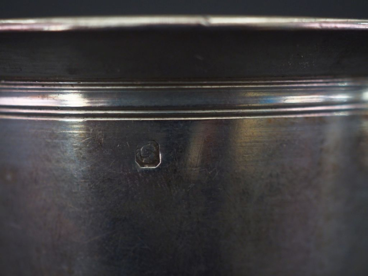 Ensemble comprenant :  - une timbale à fond plat en argent 925, poinço