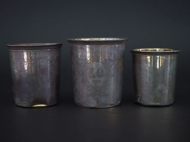 Ensemble comprenant :  - une importante timbale à fond plat en argent 