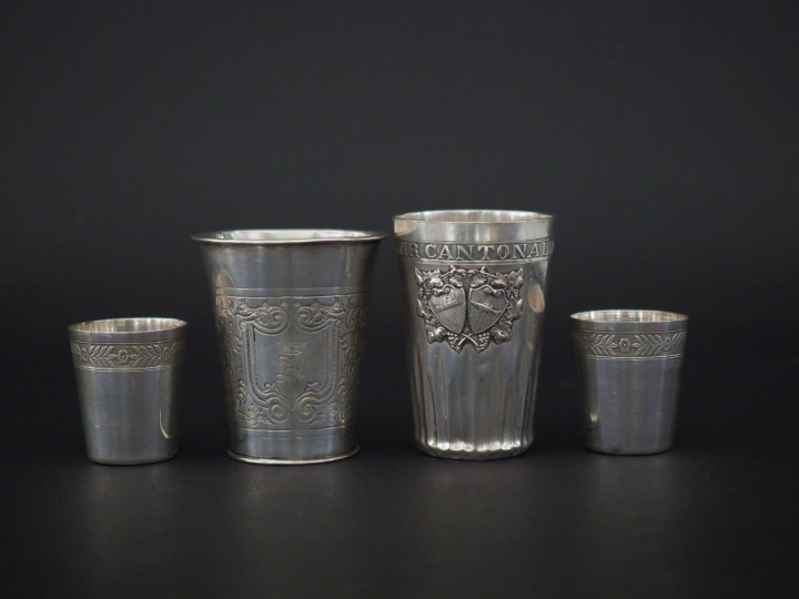Ensemble comprenant :  - une suite de deux verres à liqueur en argent 