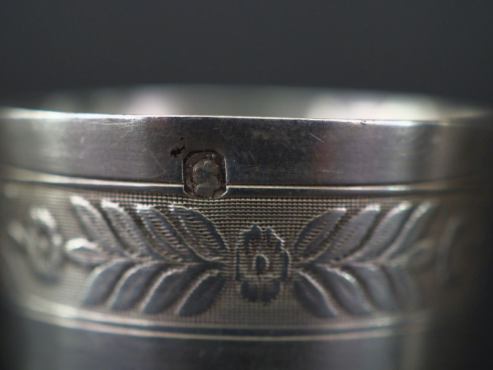 Ensemble comprenant :  - une suite de deux verres à liqueur en argent 
