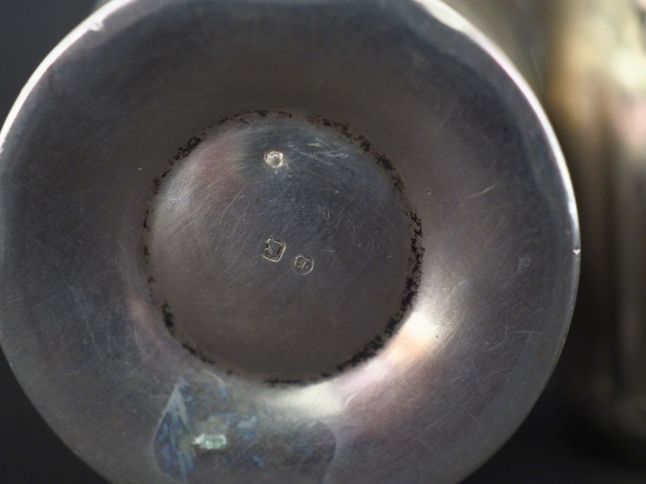 Ensemble comprenant :  - une suite de deux verres à liqueur en argent 