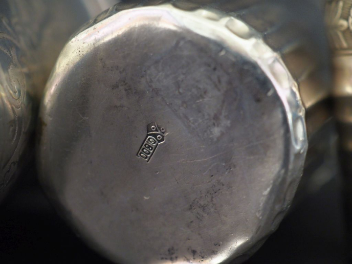 Ensemble comprenant :  - une suite de deux verres à liqueur en argent 