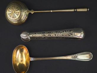 Vente aux enchères Ensemble comprenant :  - une cuillère à saupoudrer de style Louis XVI 