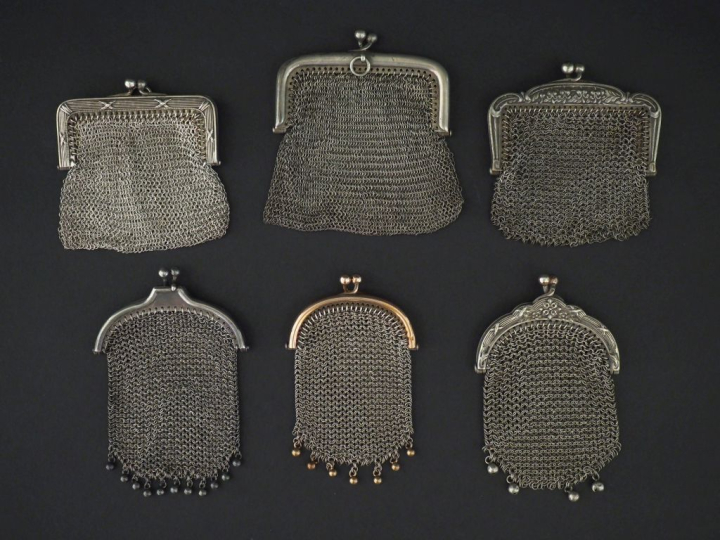 Six différentes bourses en argent. Poids. 199 g   
