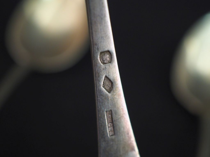 Ensemble comprenant :  - une suite de cinq petites cuillères en argent