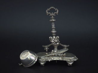 Vente aux enchères Ensemble comprenant :  - une passette à thé de style Louis XVI en arge