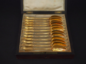 Vente aux enchères Suite de douze cuillères à thé de style Louis XV en vermeil 925, poinç