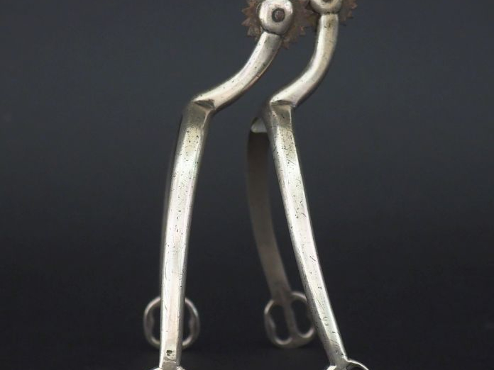 Paire d'éperons en argent, poinçon cygne.  Poids. 225 g   