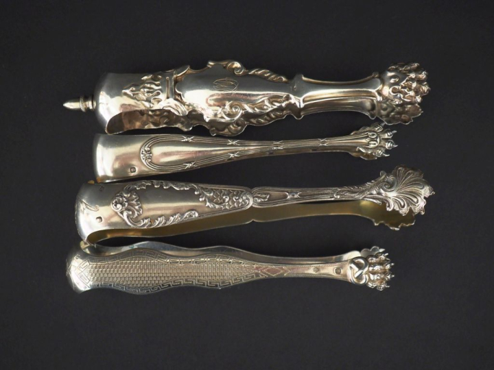Quatre différentes pinces à sucre en argent 925, poinçon Minerve.  Poi
