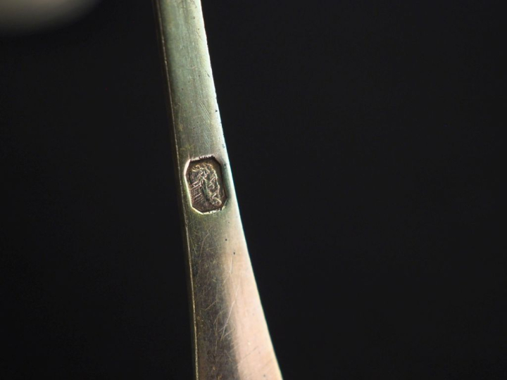 Ensemble comprenant :  - quatre différentes cuillères à sel en argent 