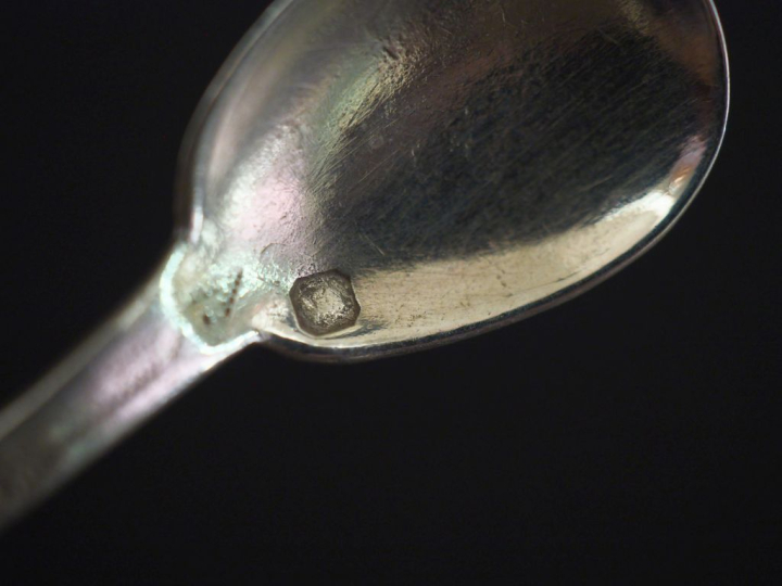 Ensemble comprenant :  - quatre différentes cuillères à sel en argent 