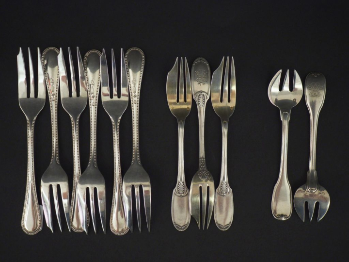 Ensemble comprenant :  - une suite de six petites fourchettes à poisso
