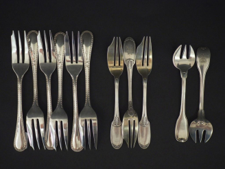 Vente aux enchères Ensemble comprenant :  - une suite de six petites fourchettes à poisso