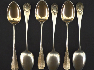Vente aux enchères Suite de six petites cuillères de style Louis XVI en argent et vermeil