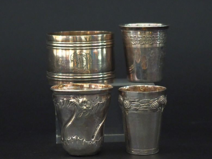 Ensemble comprenant :  - un verre à liqueur de style Art Nouveau en ar