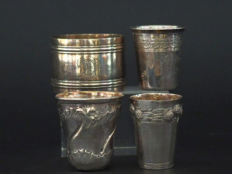 Vente aux enchères Ensemble comprenant :  - un verre à liqueur de style Art Nouveau en ar