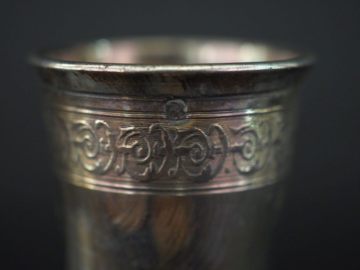Ensemble comprenant :  - un verre à liqueur de style Art Nouveau en ar