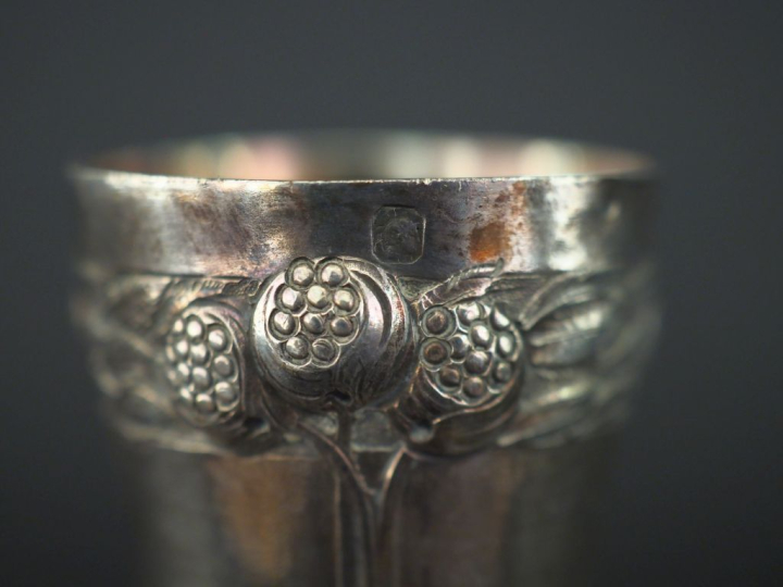 Ensemble comprenant :  - un verre à liqueur de style Art Nouveau en ar