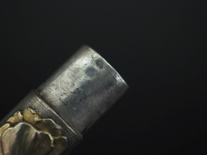 Ensemble comprenant :  - un étui à aiguilles en argent et vermeil, à d