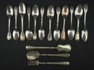 Vente aux enchères Douze petites cuillères en argent, poinçons et modèles dépareillés.  P