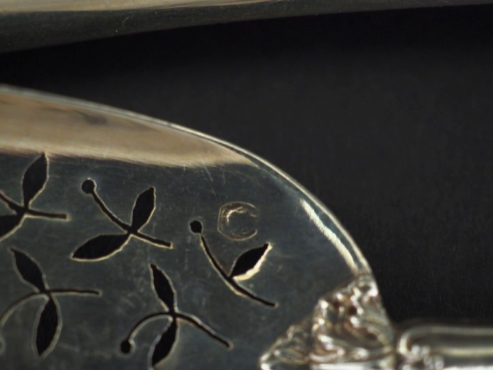 Douze petites cuillères en argent, poinçons et modèles dépareillés.  P