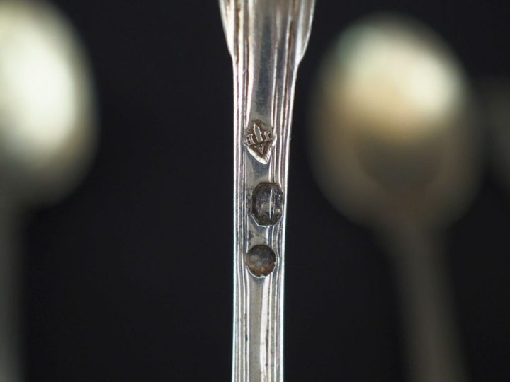 Douze petites cuillères en argent, poinçons et modèles dépareillés.  P