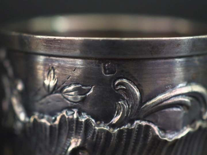 Ensemble comprenant :  - une timbale sur piédouche en argent 925, poin