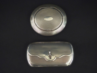 Vente aux enchères Ensemble comprenant :  - une boite ovale en argent, à décor guilloché.