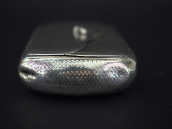 Ensemble comprenant :  - une boite ovale en argent, à décor guilloché.