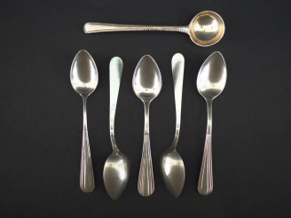 Vente aux enchères Suite de cinq petites cuillères en argent, poinçon cygne, à décor de c