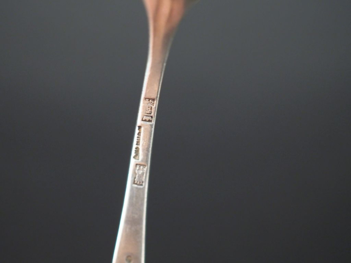 Suite de cinq petites cuillères en argent, poinçon cygne, à décor de c