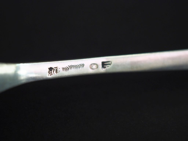 Suite de cinq petites cuillères en argent, poinçon cygne, à décor de c