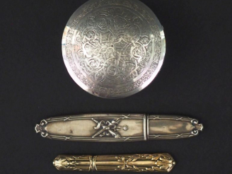 Vente aux enchères Ensemble comprenant :  - un petit étui à aiguille de style Louis XVI e